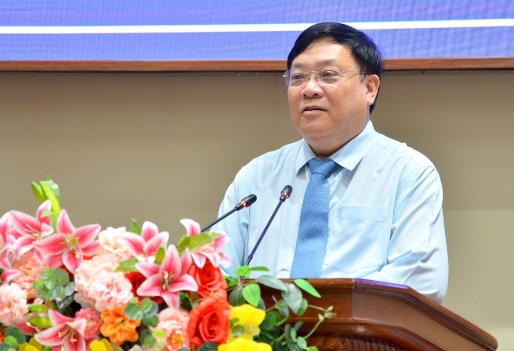 Đồng chí Phạm Thành Ngại, Phó Bí thư Tỉnh ủy, Chủ tịch UBND tỉnh Đồng Tháp phát biểu tại Kỳ họp.