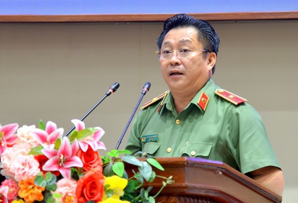 Thiếu tướng Lâm Phước Nguyên, Giám đốc Công an tỉnh, trình bày tóm tắt Tờ trình ban hành nghị quyết tại Kỳ họp.