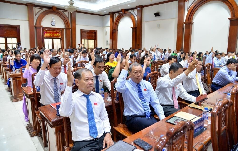 Các đại biểu HĐND tỉnh biểu quyết thống nhất thông qua nghị quyết tại Kỳ họp.
