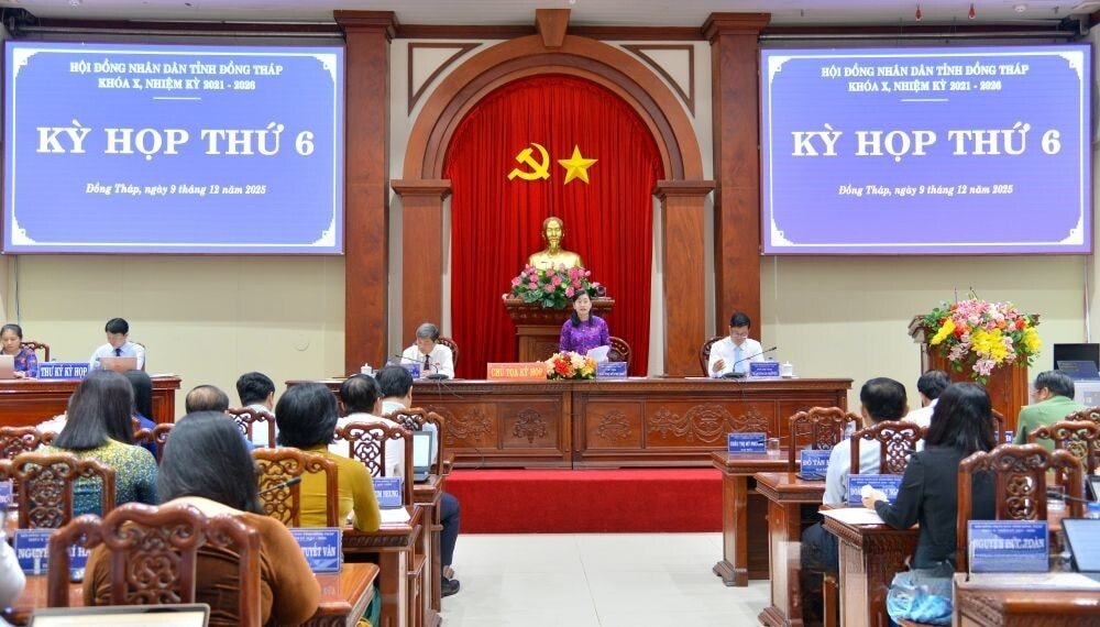 Đồng chí Châu Thị Mỹ Phương, Phó Bí thư Tỉnh ủy, Chủ tịch HĐND tỉnh Đồng Tháp điều hành thảo luận.