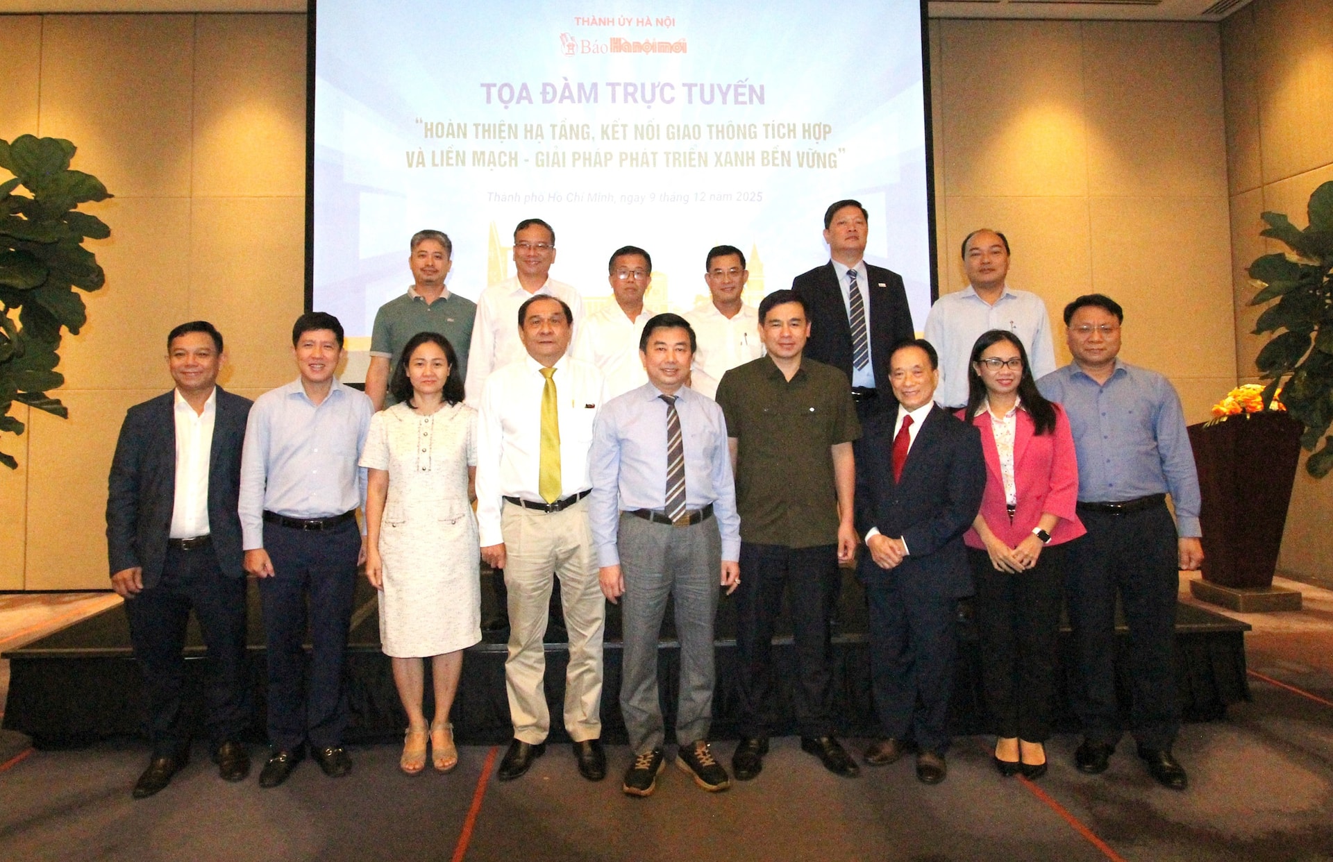 Delegáti účastnící se fóra o dokončení integrované a propojené dopravní infrastruktury, řešení udržitelného zeleného rozvoje, které pořádají Hanoi New Newspaper..jpg