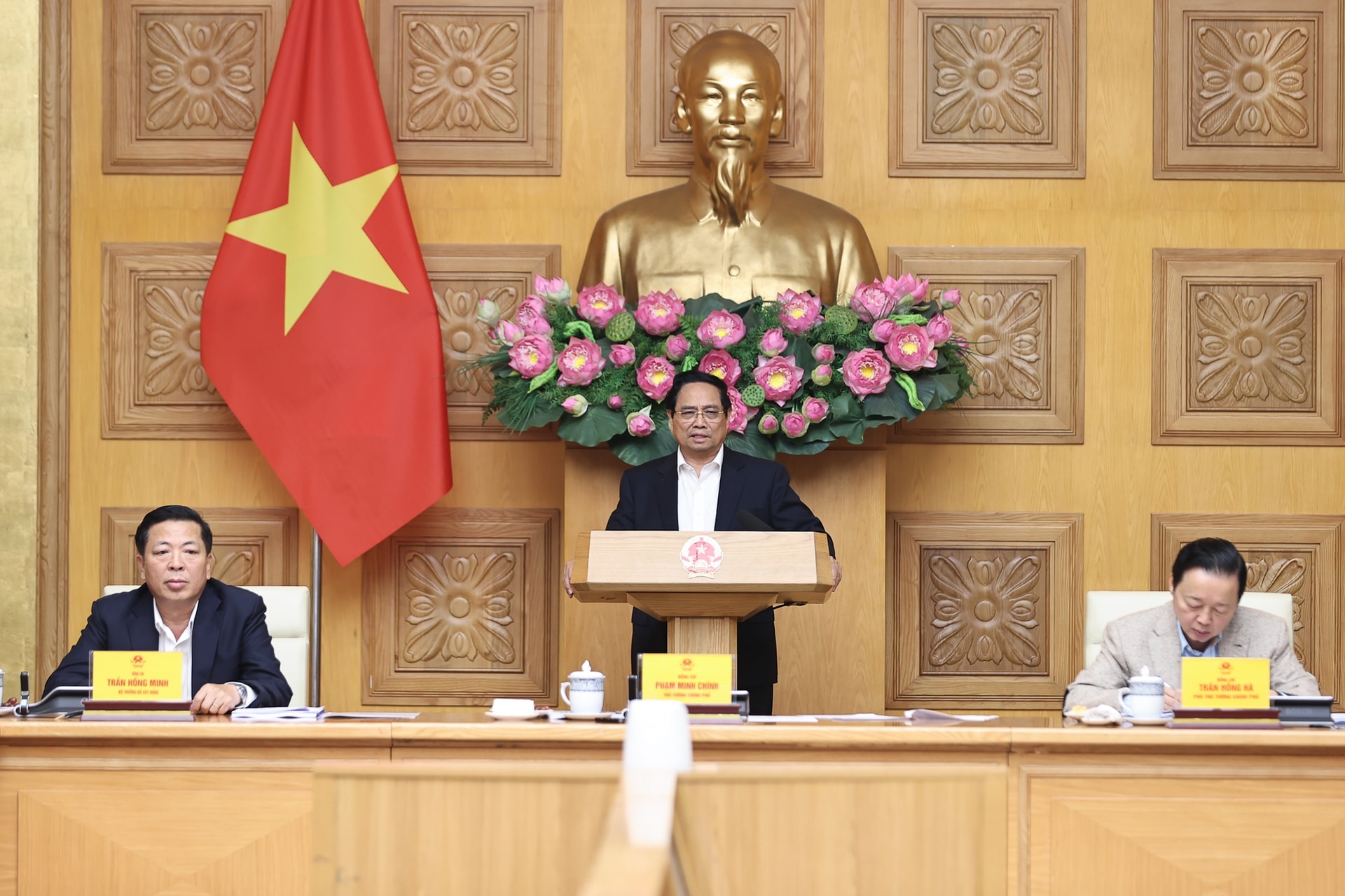 Premiér Pham Minh Chinh pronesl závěrečný projev na 22. zasedání Státního řídícího výboru pro důležité národní projekty v oblasti dopravy. Anh VGP.jpg