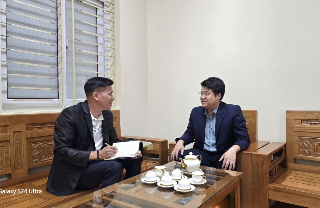 Nhà báo Tạ Ngọc Quyết-Báo Tuổi trẻ Thủ đô trao đổi thông tin với Ông Lê Tuấn Vũ, Phó Bí thư Đảng uỷ, Chủ tịch UBND phường Cao Xanh
