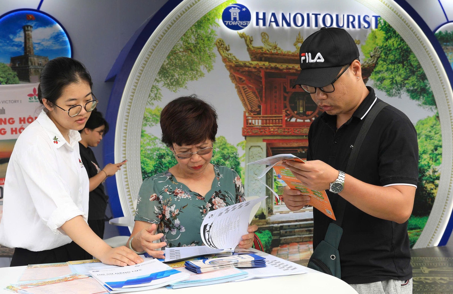 En ansatt i Hanoi Tourism General Corporation introduserer produkter for turister på Hanoi International Tourism Fair 2025. - anh-nguyen-quang.jpg