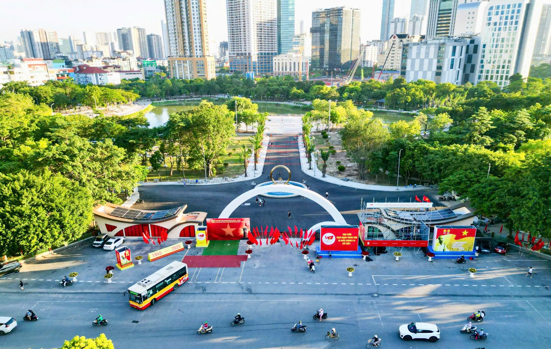 I henhold til forskriftene fra Hanoi-folkekomiteen om desentralisering, forvalter folkekomiteene på kommunenivå parkene og hagene i sine respektive områder. (Bildetekst: Cau Giay-parken har blitt renovert og tatt i bruk..jpg)