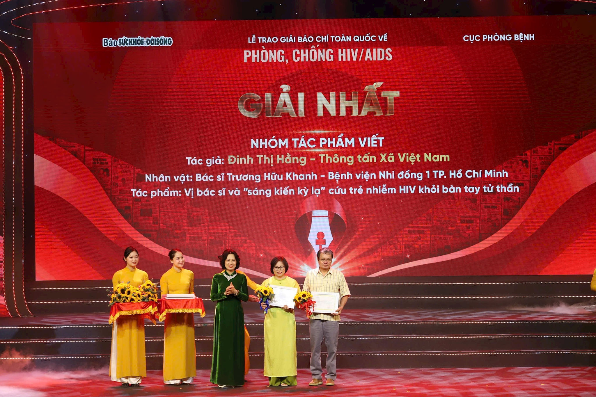 nhat-nhom-tac-pham-viet.jpg