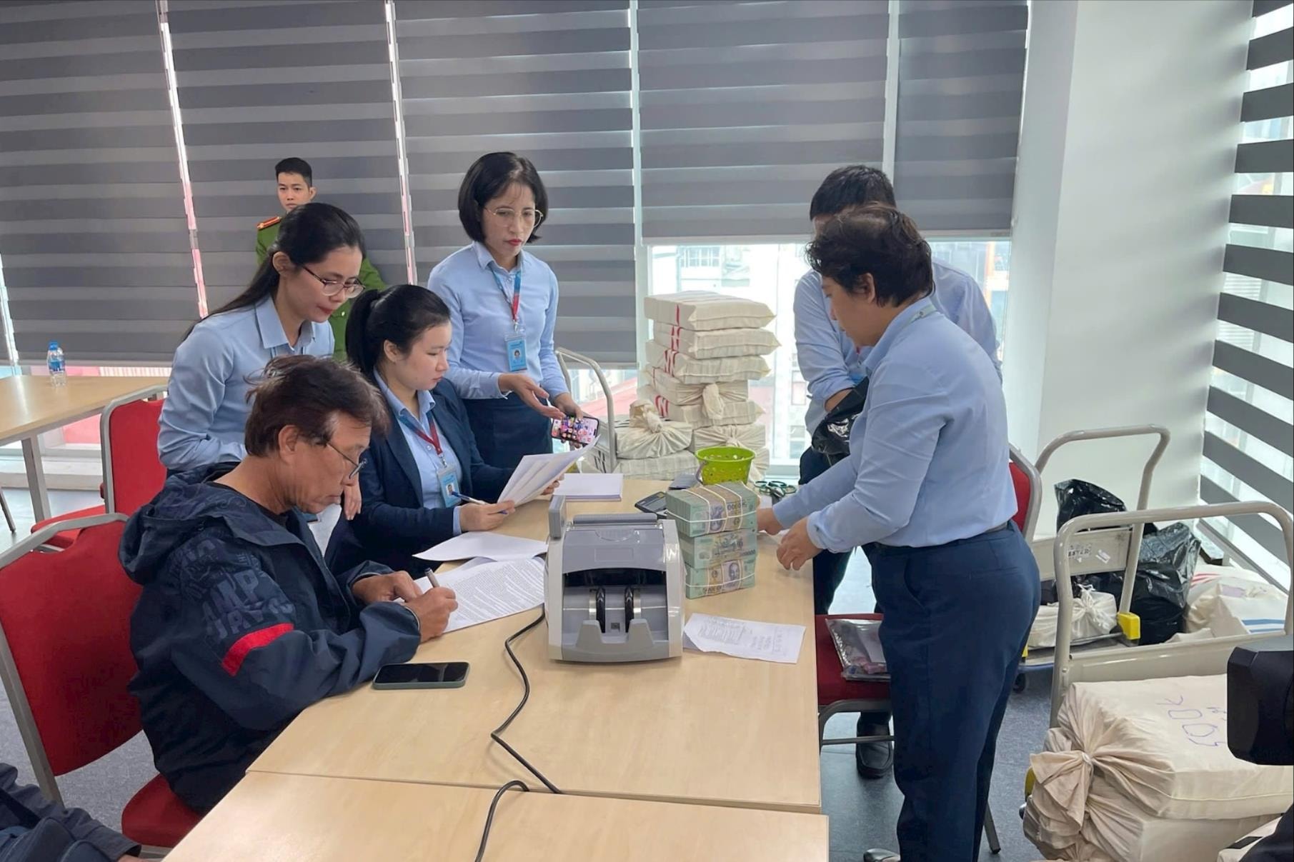 ປະຊາຊົນໄດ້ຮັບຄໍາແນະນໍາຢ່າງລະອຽດເພື່ອເຮັດສໍາເລັດຂັ້ນຕອນທີ່ຈໍາເປັນ. ພາບ: ເຈີ່ນຫງວຽນ