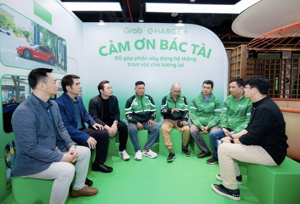 Đại diện Charge+ và Grab lắng nghe chia sẻ của tài xế công nghệ về chuyển đối xe điện