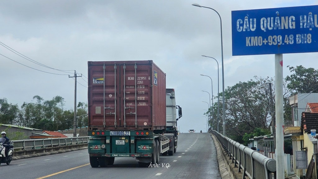 Bề mặt cầu Quảng Hậu xuất hiện hàng loạt vết nứt