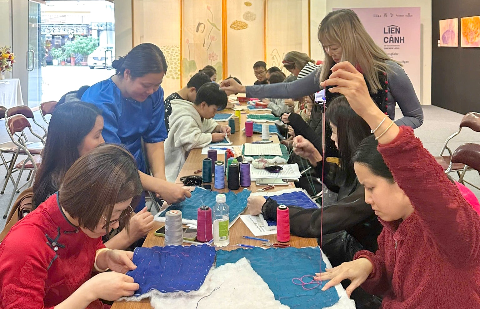 Los estudiantes practican la confección de colchas con la diseñadora Trinh Bich Thuy..jpg