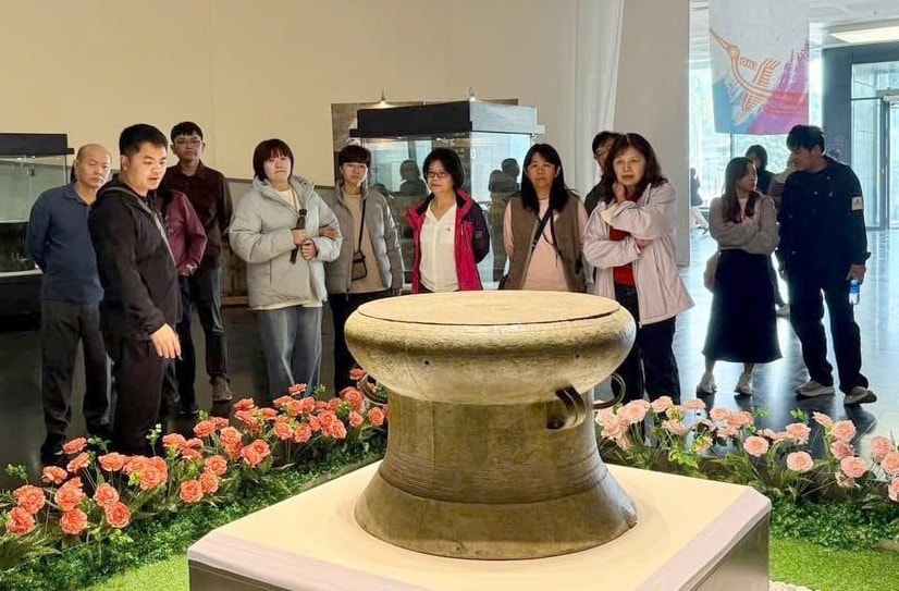 Turistas visitando la exposición en el Museo de Hanoi..jpg