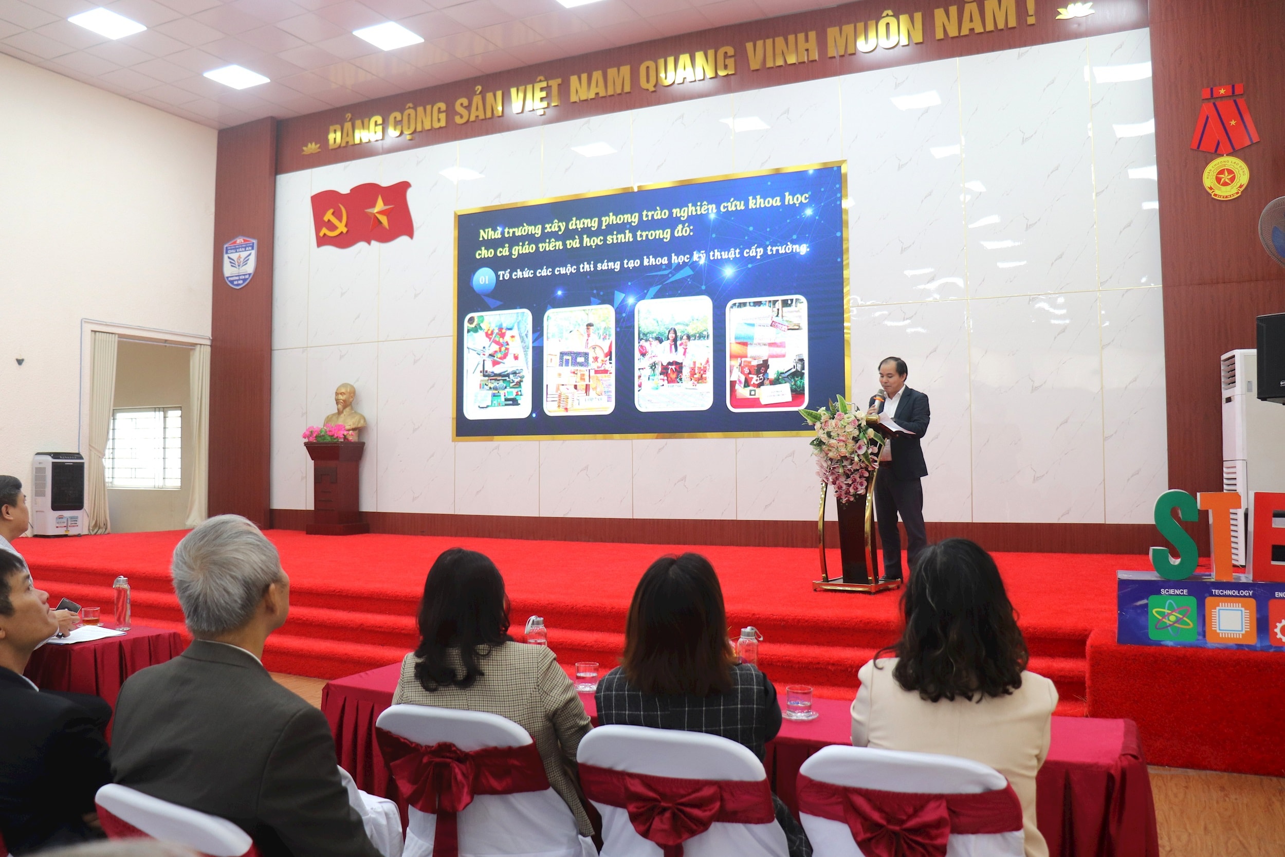 hó Hiệu trưởng Trường THCS Chu Văn An Nguyễn Hữu Hòa phát biểu hưởng ứng chương trình. Ảnh: Hiền Thu