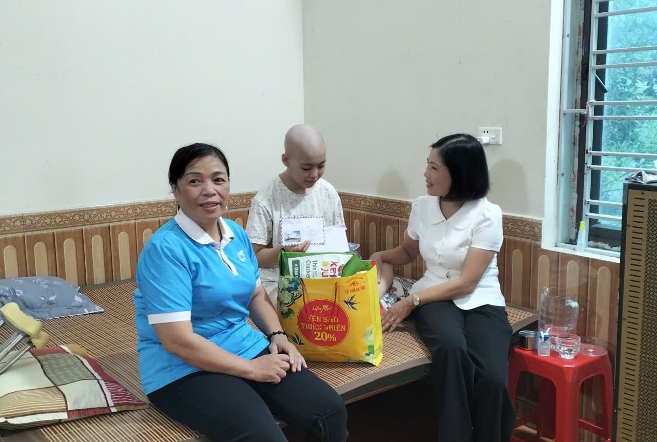 Persatuan Wanita Komune Tran Phu mengunjungi dan memberikan semangat kepada keluarga anggotanya di daerah tersebut. Foto: Nguyen Phan