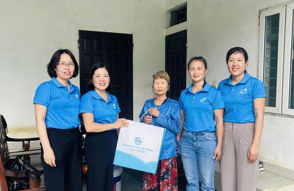 Persatuan Wanita Komune Tran Phu menyelenggarakan kunjungan untuk memberi semangat dan dukungan kepada anggotanya di daerah tersebut. Foto: Nguyen Phan