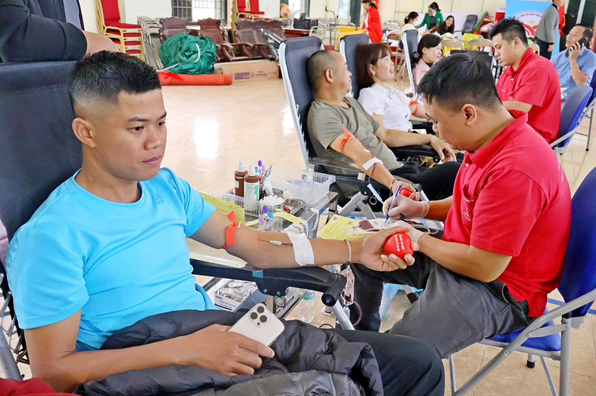 Frivillige i Doai Phuong deltar i blodgivning. Foto: Hoang Phuong