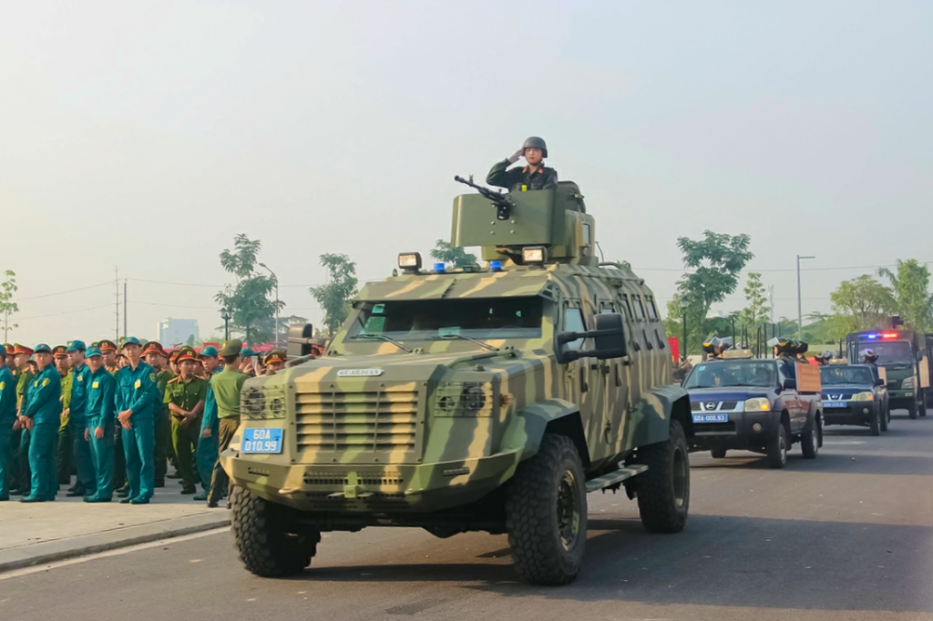 Ngay sau lễ ra quân, các đơn vị nghiệp vụ Công an tỉnh Đồng Nai tham gia diễu hành, biểu dương lực lượng qua các tuyến đường trọng điểm. Ảnh: Trần Danh