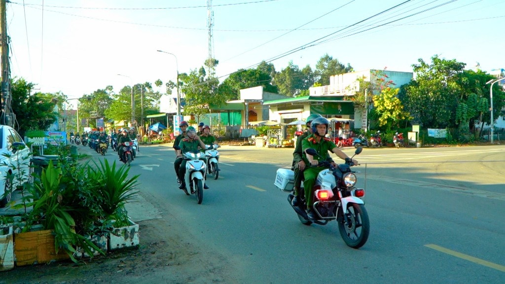 Việc huy động lực lượng, phương tiện và diễu hành trên các trục đường chính đã tạo khí thế mạnh mẽ, thể hiện quyết tâm tấn công tội phạm từ cơ sở của Công an xã Thanh Sơn.