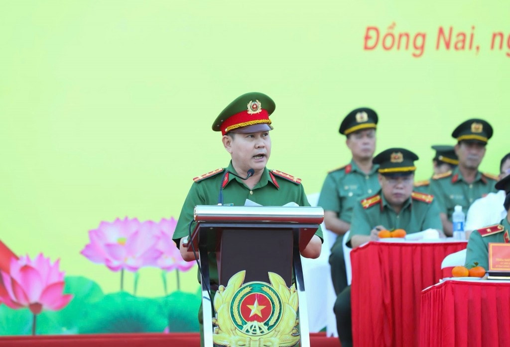 Đại tá Lê Mạnh Hùng - Ủy viên Ban Thường vụ Đảng ủy, Phó Giám đốc, Thủ trưởng Cơ quan CSĐT Công an tỉnh phát biểu tại Lễ ra quân
