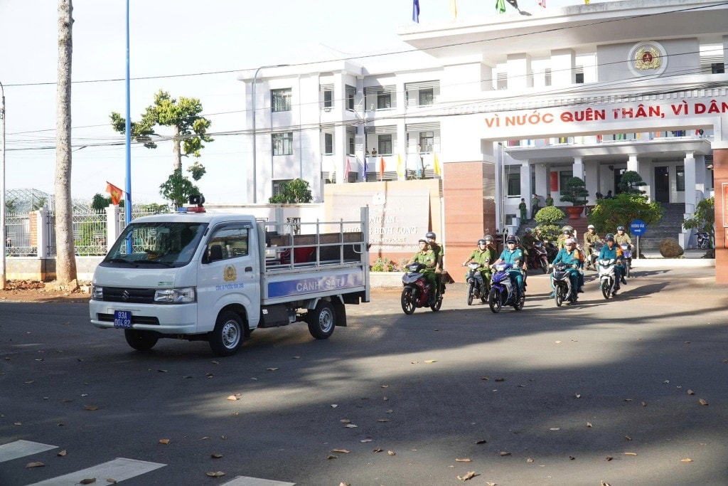 Trong đợt ra quân bảo đảm ANTT vào sáng 12-12, Công an phường Bình Long sẽ tập trung triển khai đồng bộ các biện pháp phòng ngừa, chú trọng công tác nghiệp vụ cơ bản để nắm chắc tình hình từ sớm, từ xa, từ cơ sở; không để bị động, bất ngờ trong mọi tình huống