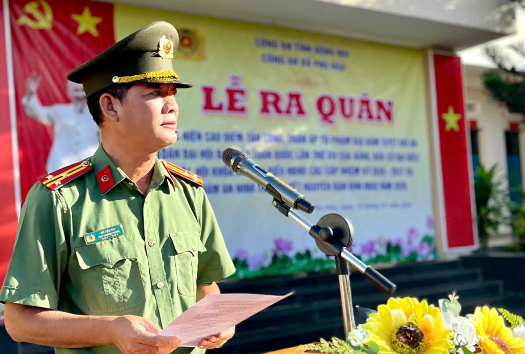 Thượng tá Nguyễn Văn Tài, Trưởng Công an xã Phú Hòa, phát biểu quán triệt nhiệm vụ đợt phát động. Ảnh: Văn Tuấn