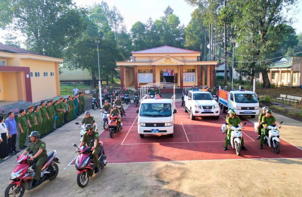 Công an xã đã tổ chức diễu hành và tuyên truyền trên các tuyến đường, vận động Nhân dân chung tay giữ gìn an ninh, trật tự trên địa bàn.