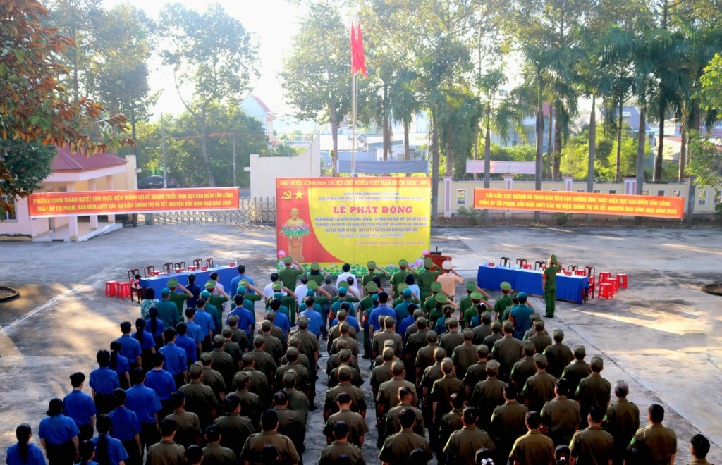 Công an phường Chơn Thành ra quân thực hiện cao điểm tấn công, trấn áp tội phạm, bảo đảm an toàn các sự kiện chính trị và ANTT dịp Tết Bính Ngọ 2026.