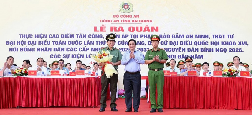 Đồng chí Hồ Văn Mừng, Ủy viên Dự khuyết Trung ương Đảng, Chủ tịch UBND tỉnh An Giang tặng hoa chúc mừng, động viên lực lượng Công an tỉnh