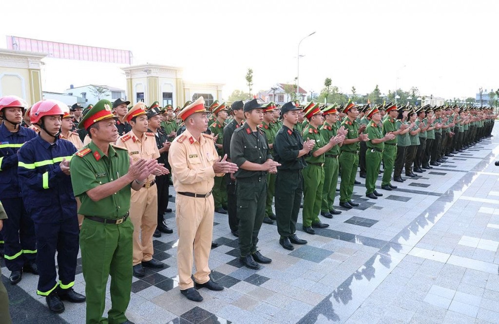 Cán bộ, chiến sĩ tham gia lễ ra quân