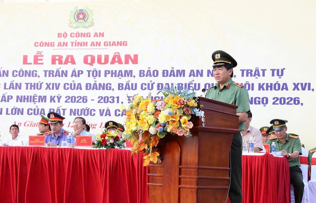Thiếu tướng Nguyễn Văn Hận, Giám đốc Công an tỉnh tiếp thu ý kiến chỉ đạo của Chủ tịch UBND tỉnh và phát lệnh ra quân