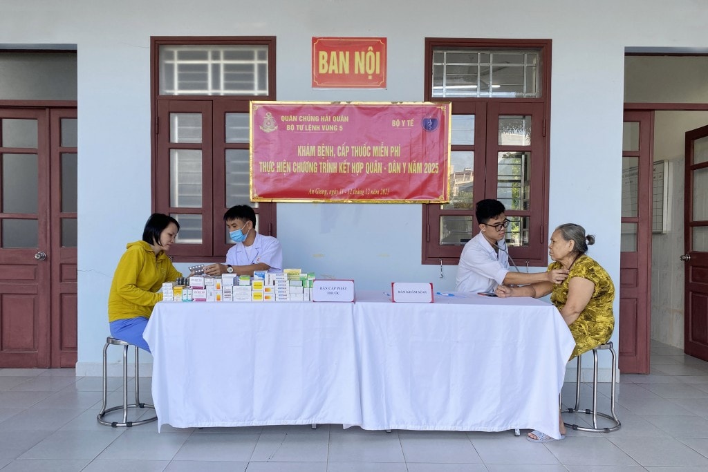 Quang cảnh buổi khám bệnh, cấp thuốc miễn phí tại Đội điều trị 78