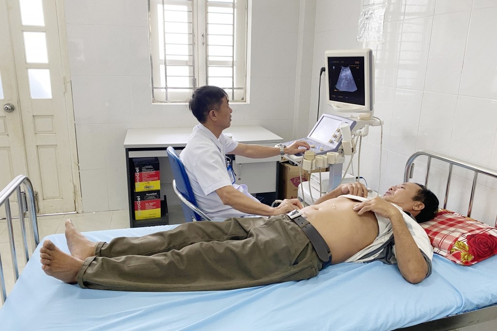 Quân y đơn vị thực hiện siêu âm cho người dân