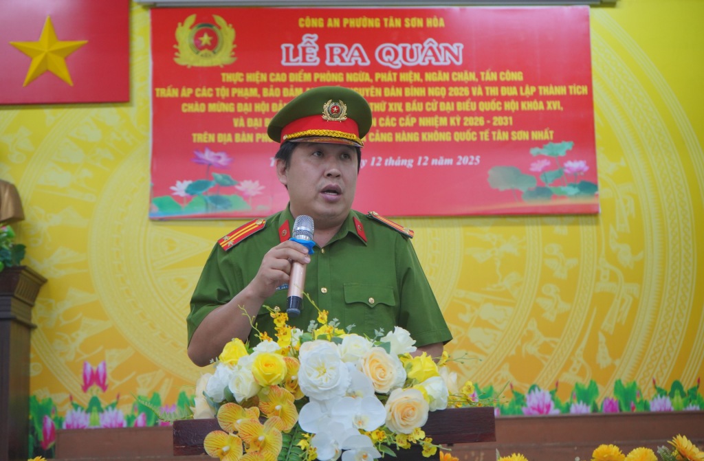 Trung tá Trần Trung Hiếu, Trưởng Công an phường Tân Sơn Hoà phát biểu tại lễ xuất quân