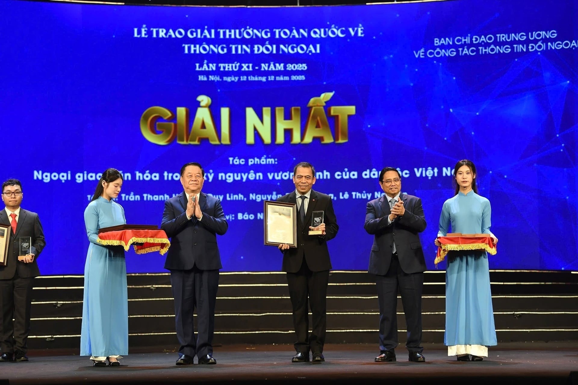 Thủ tướng Phạm Minh Chính và Trưởng Ban chỉ đạo Công tác thông tin đối ngoại, Chủ nhiệm Tổng cục Chính trị Quân đội nhân dân Việt Nam Nguyễn Trọng Nghĩa trao giải Nhất cho các tác giả
