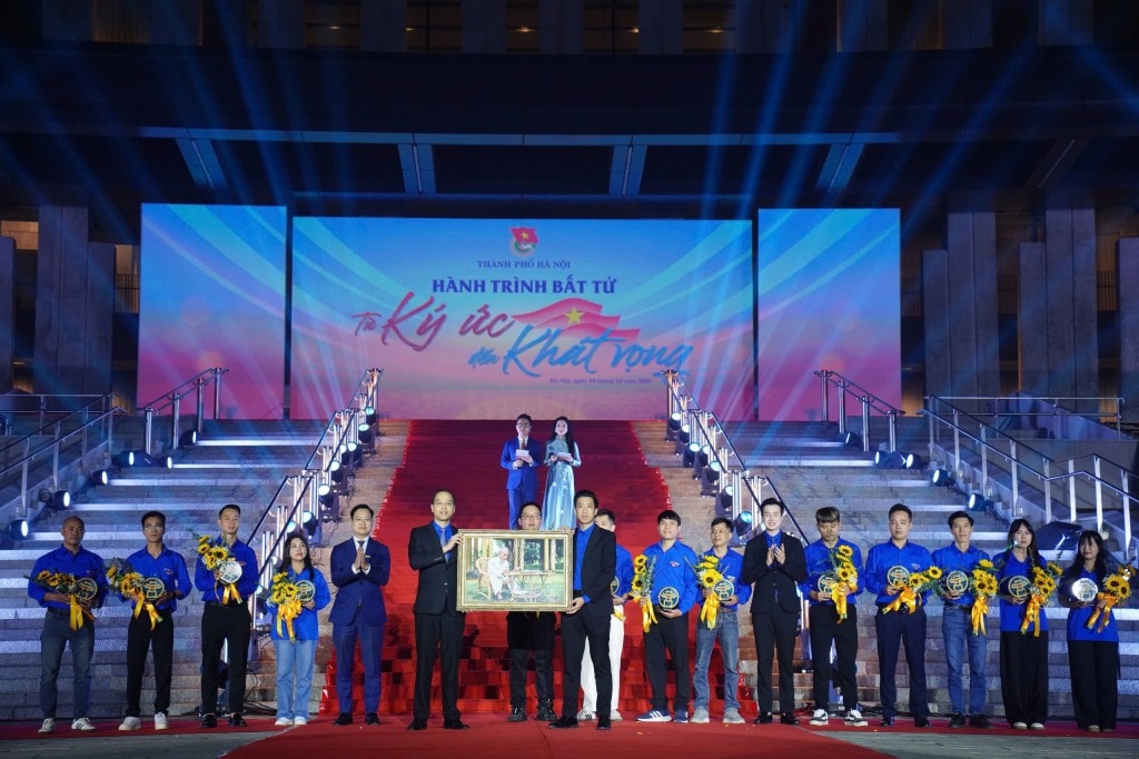 Khoảnh khắc trao tặng bức tranh Chủ tịch Hồ Chí Minh đã được phục dựng – món quà đầy ý nghĩa của Nhóm Skyline gửi tới Thành đoàn Hà Nội như một lời tri ân và cam kết tiếp nối lý tưởng cách mạng.