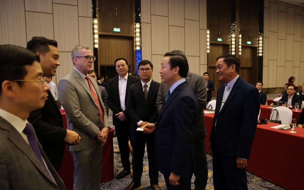 Phó Thủ tướng Trần Hồng Hà trao đổi với các đại biểu tham dự Diễn đàn Phát triển bền vững kinh tế biển Việt Nam năm 2025 - Ảnh: VGP/Minh Khôi