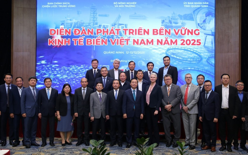 Phó Thủ tướng cùng các đại biểu tham dự Diễn đàn - Ảnh: VGP/Minh Khôi