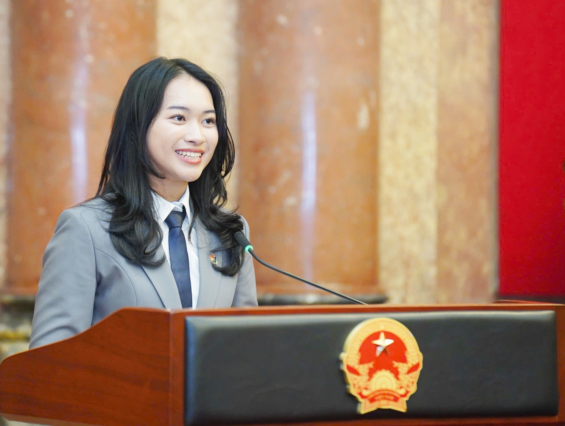 Eem Đỗ Hà Phương, học viên Học viện An ninh Nhân dân phát biểu tại lễ gặp mặt.