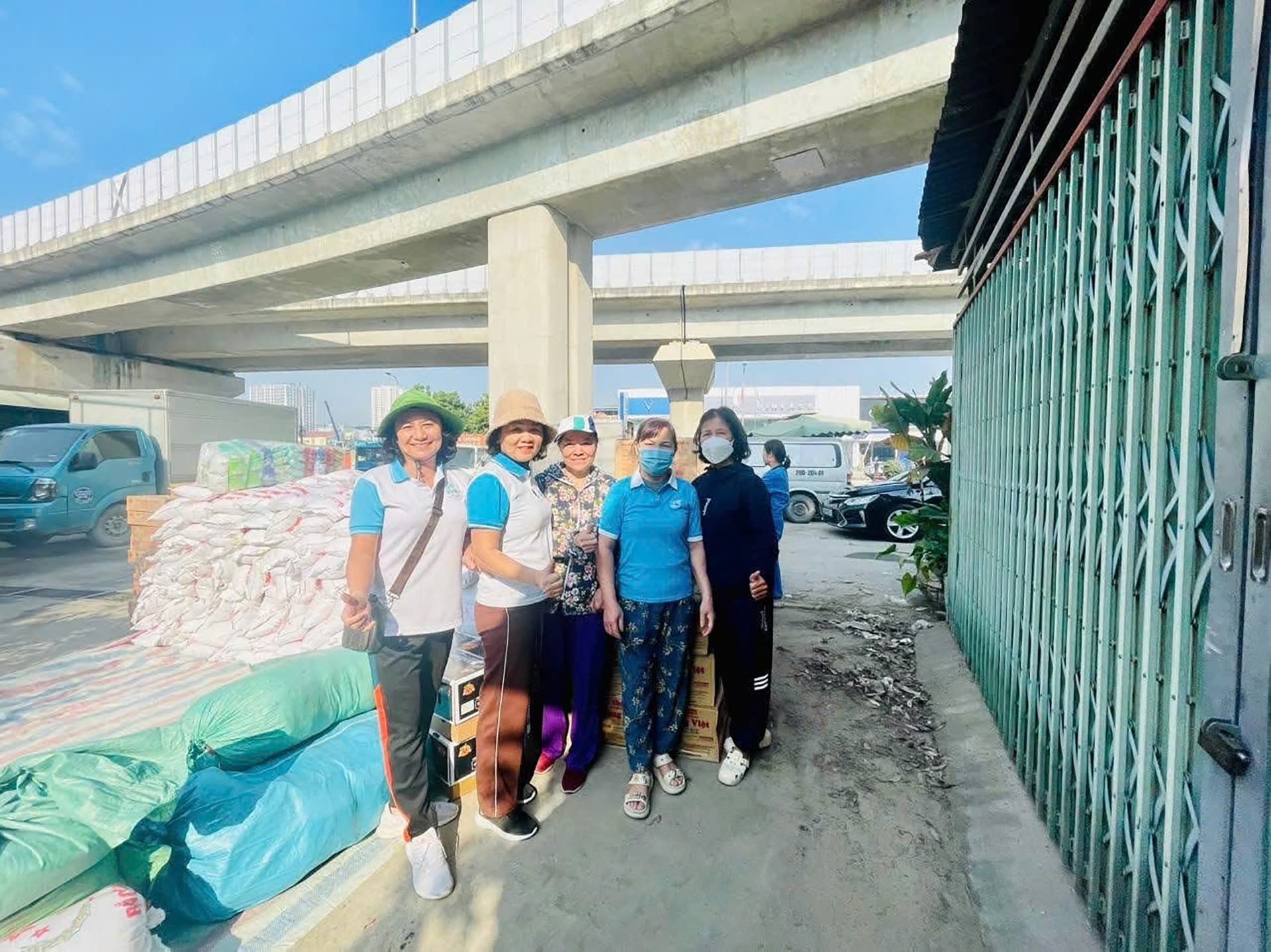 フー・ルオン区9A地区の女性協会は、自然災害の被災者を支援するため、米や生活必需品の輸送準備を進めている(2025年11月)。写真:PL