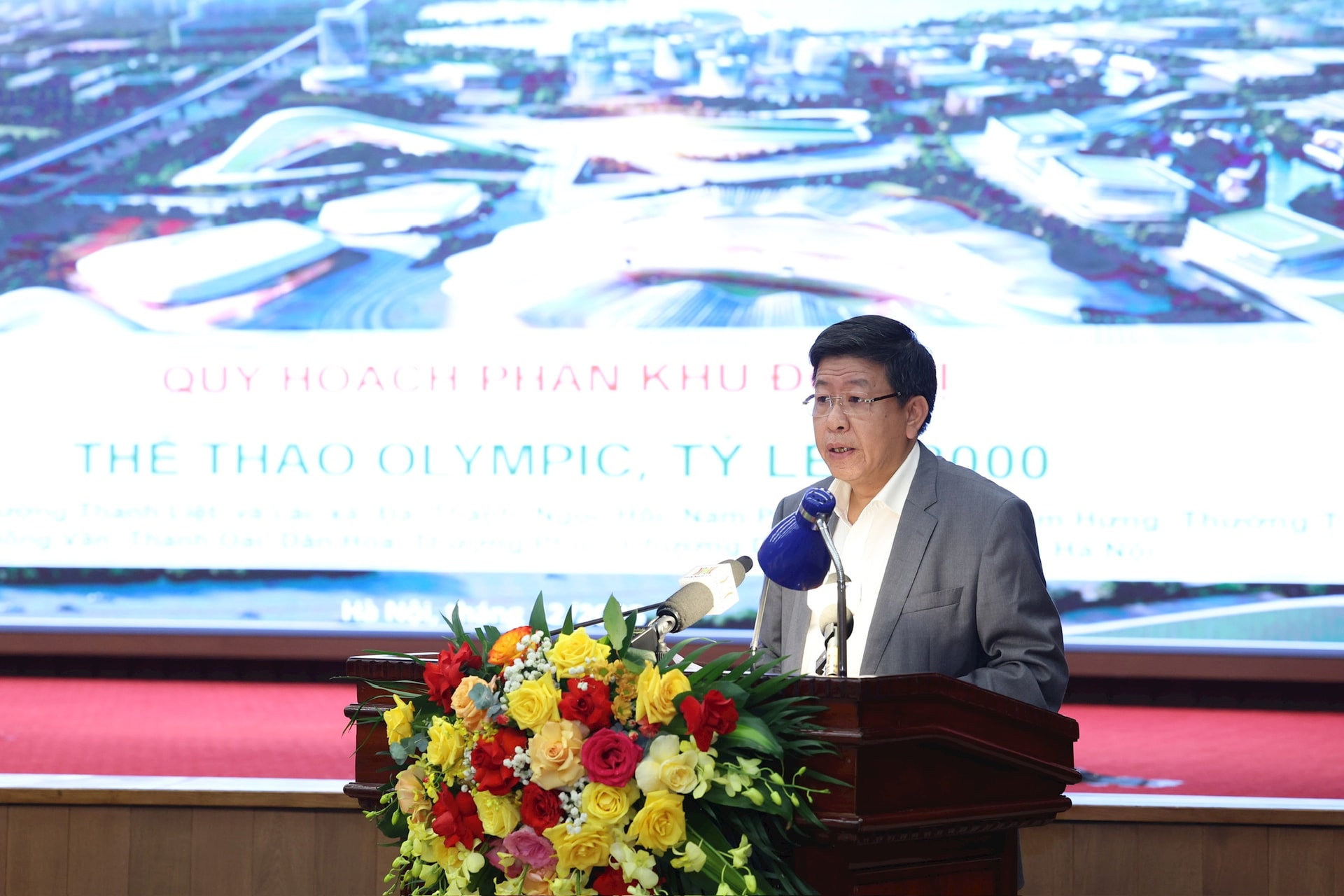 De permanente vicevoorzitter van het Volkscomité van Hanoi, Duong Duc Tuan, presenteert het rapport tijdens de conferentie. Foto: Viet Thanh