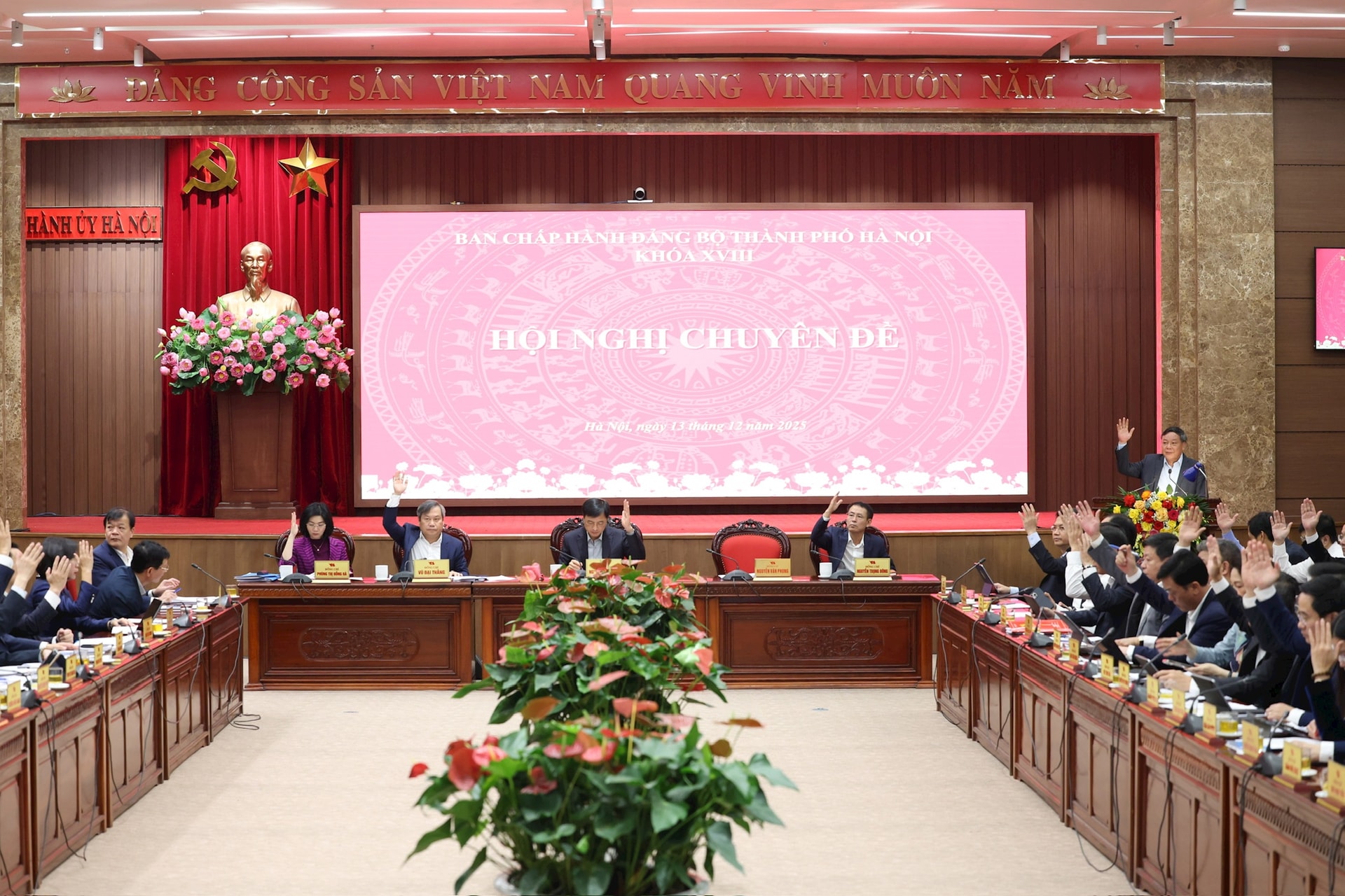 Ban Chấp hành Đảng bộ thành phố Hà Nội biểu quyết thông qua Nghi quyết. Ảnh: Viết Thành