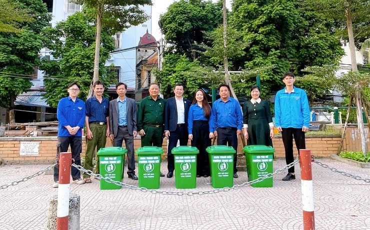 Ủy ban MTTQ và các đoàn thể chính trị – xã hội phường trao tặng 30 thùng rác cho Tổ dân phố Yên Xá