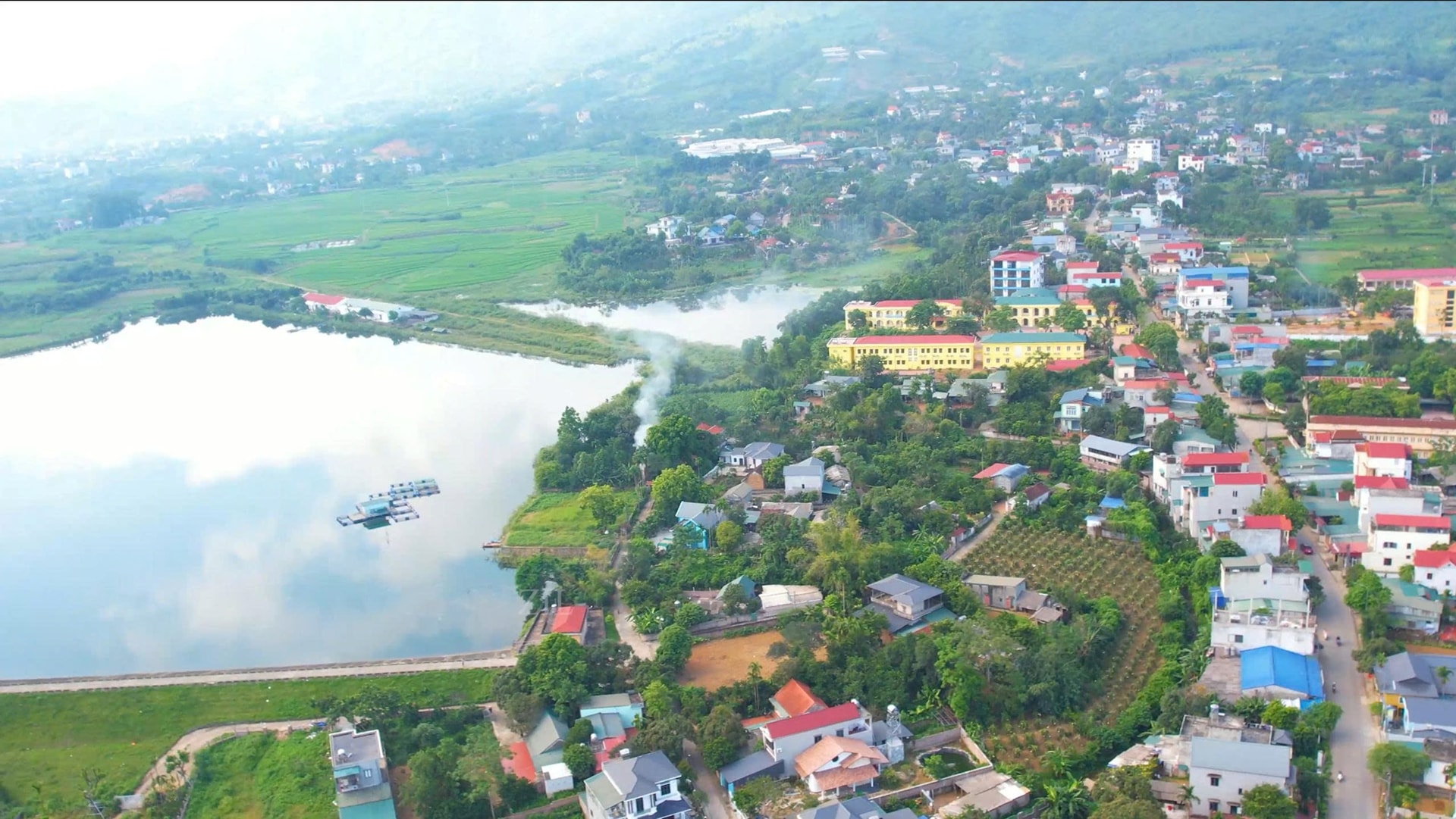 Gjennom årene har mange husholdninger som tidligere slet med matmangel samlet opp sparepenger. Noen innbyggere har til og med frimodig åpnet små bedrifter: dagligvarebutikker, landbruksforsyningsbutikker, innkjøpssentre for landbruksprodukter osv., noe som skaper flere arbeidsplasser rett i lokalområdet. Det er verdt å merke seg at Yen Xuans fattigdomsreduksjonsprosess ikke bare er overfladisk, men tar sikte på bærekraft ved å gi folk «en fiskestang» i stedet for bare å gi «en fisk». I denne prosessen er kapitalstøtte bare utgangspunktet; det viktigste er produksjonstankegangen, endringen i tenkning og tilnærming.