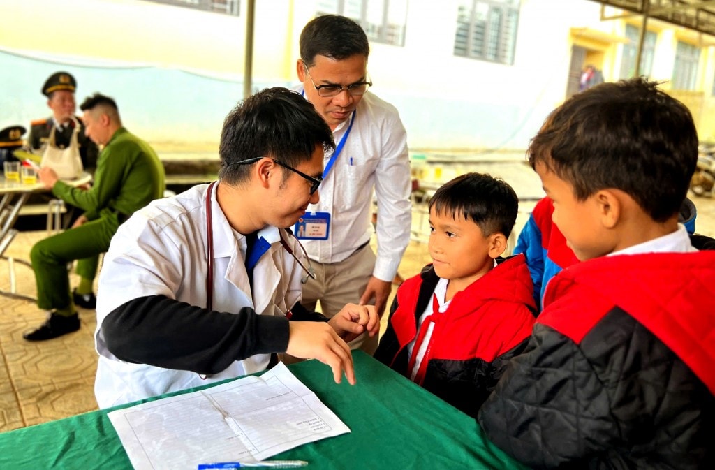 Đoàn công tác trao tặng các phần quà cho Trường Tiểu học Vĩnh Ô, tổ chức tham khám cho các em nhỏ
