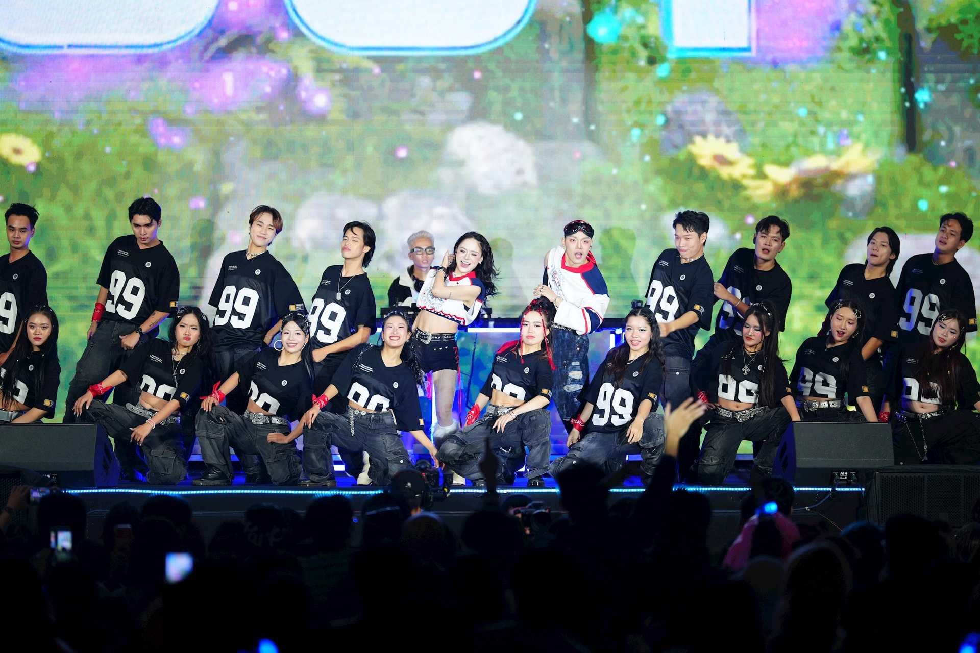 វិចិត្រករ Long Oliver និង Bom បានដឹកនាំទស្សនិកជនឱ្យចូលទៅក្នុងចង្វាក់នៃកម្មវិធី។ រូបថត៖ អ្នករៀបចំកម្មវិធី