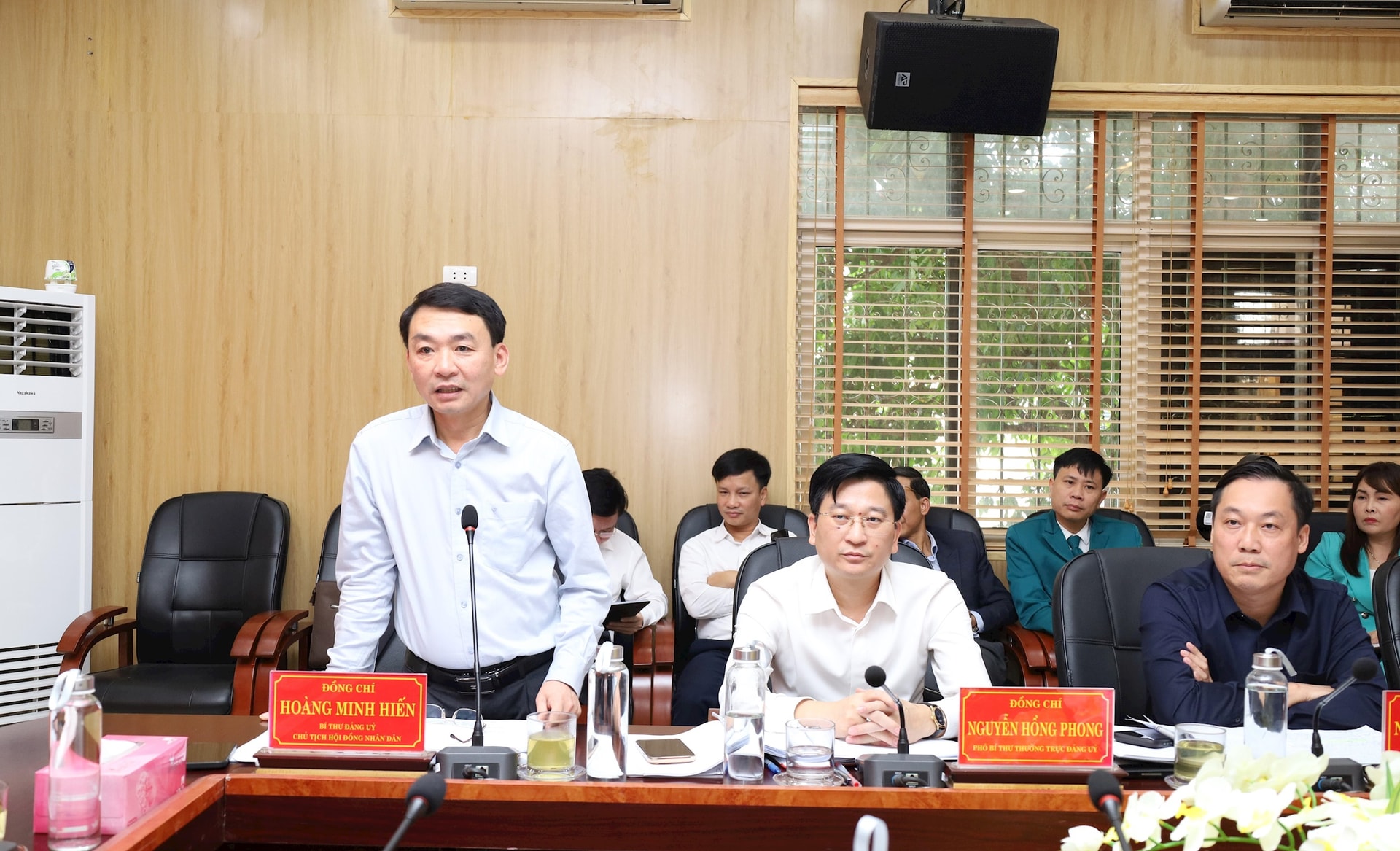 The leadership team of Xuan Mai commune proposed several solutions to the city for adapting to climate change and preventing flash floods. Photo: Kim Nhue