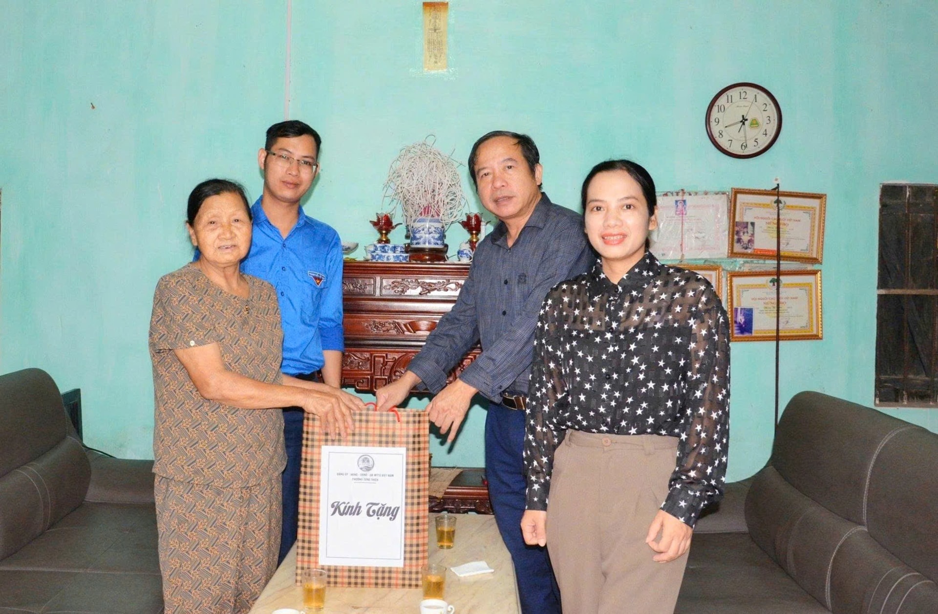 Οι ηγέτες της περιφέρειας Tung Thien επισκέφθηκαν και απένειμαν δώρα σε ηλικιωμένες οικογένειες στην περιοχή. Φωτογραφία: Kieu Huong