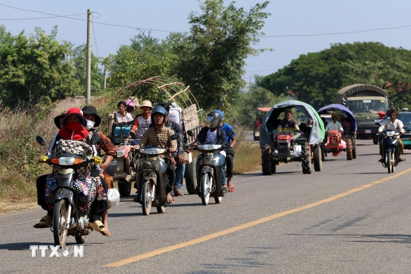 Người dân Campuchia sơ tán tới điểm trú ẩn an toàn ở tỉnh Siem Reap ngày 8/12/2025. (Ảnh: THX/TTXVN)