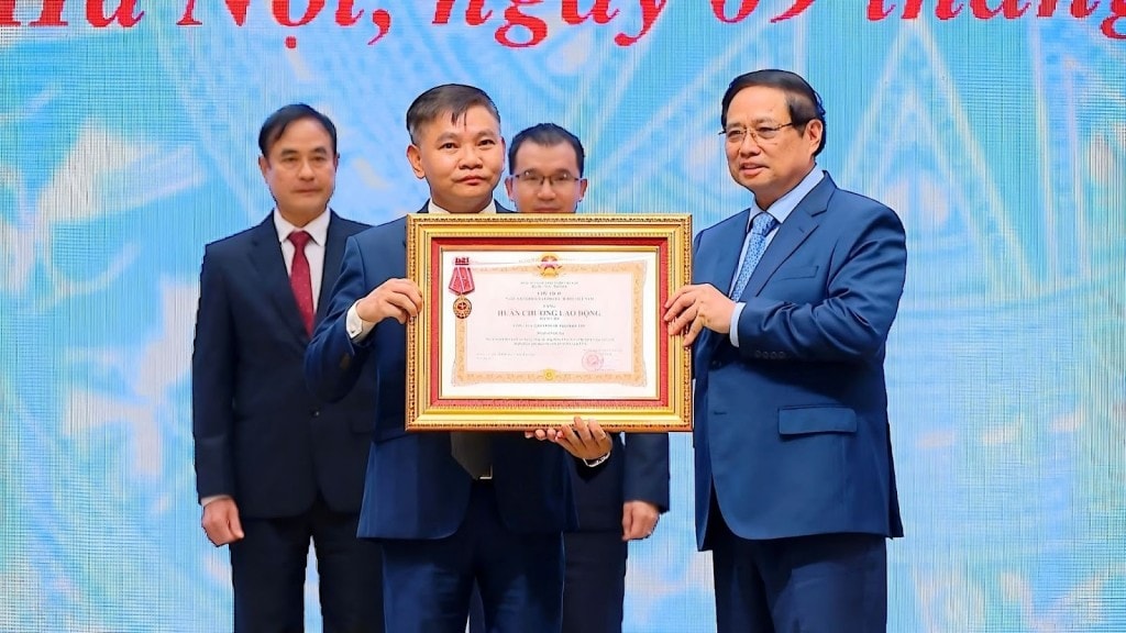 Ông Lê Xuân Thắng - TGD Dược Hà Tây - đại diện lên nhận Huân chương Lao động hạng Ba do Thủ tướng Chính phủ Phạm Minh Chính thay mặt lãnh đạo Đảng, Nhà nước trao tặng 