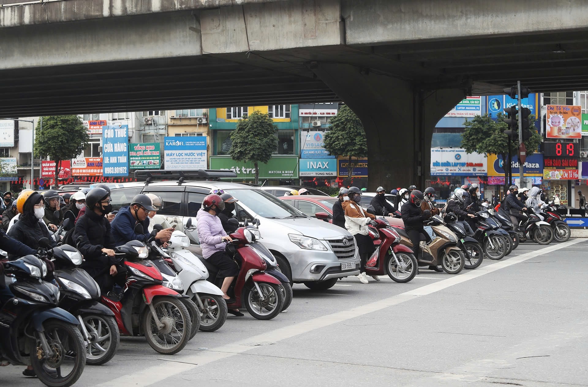 fordon parkerade nära trafikljuset och vägmarkeringarna vid Duy Tien-korsningen, Nguyen Trai..jpg