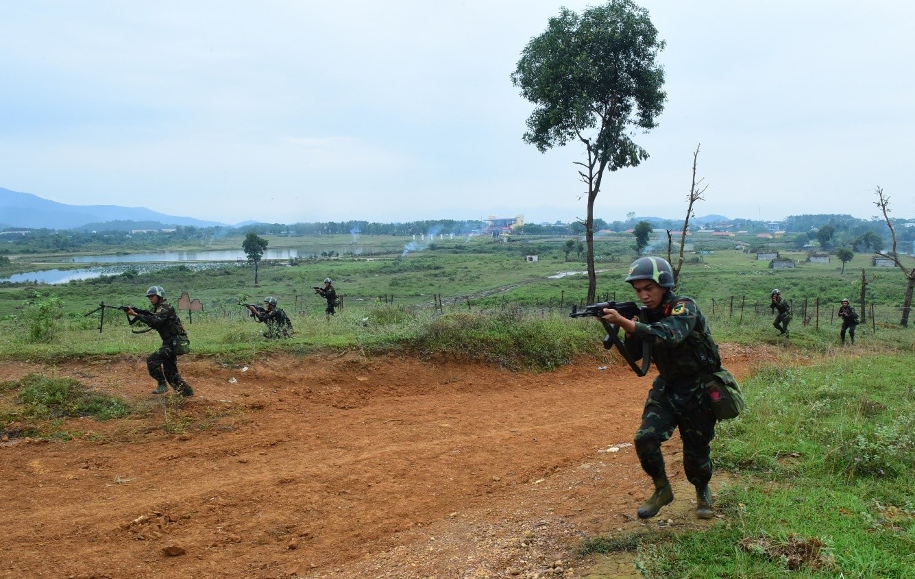 can-bo-chien-si-su-doan-bo-binh-301-bo-tu-lenh-thu-do-ha-noi-dien-tap-thuc-binh-nam-2025..jpg